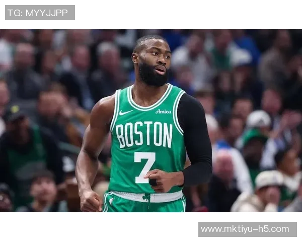 杰伦布朗荣获ESSENCE风云男士称号展现球场内外的卓越贡献